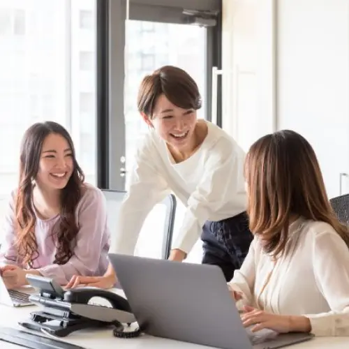 話し合いながら仕事を進めている様子の写真