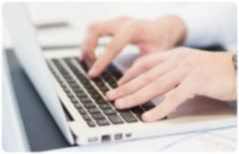 パソコンで作業する人の手元の写真